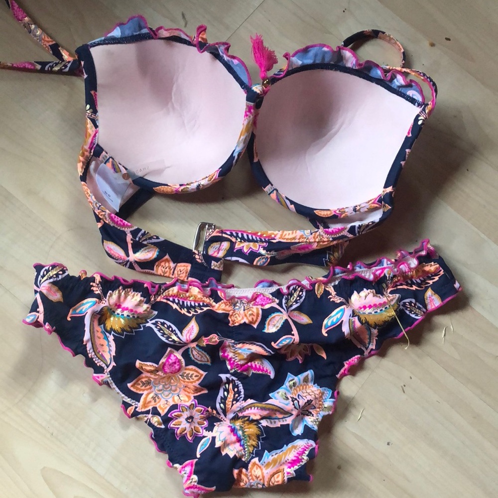 Bikini - Picture 2 of 2